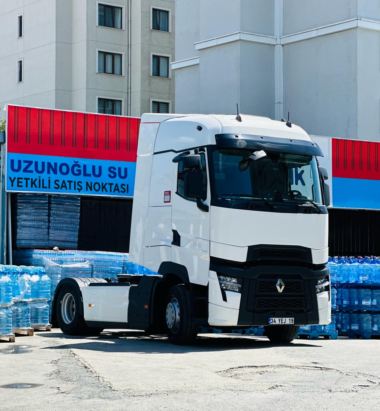 Dudullu’daki Uzunoğlu Su yetkili satış noktası; önünde çekici ve palet palet damacana